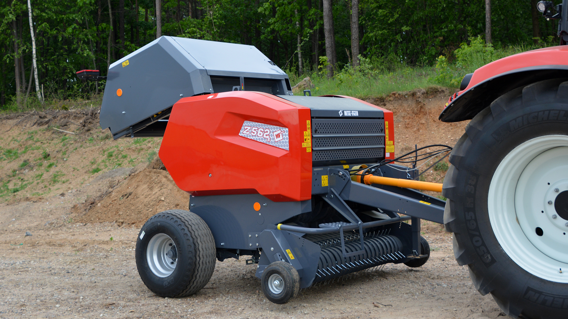 Metal-Fach Z562 fixkamrás, görgős bálázó